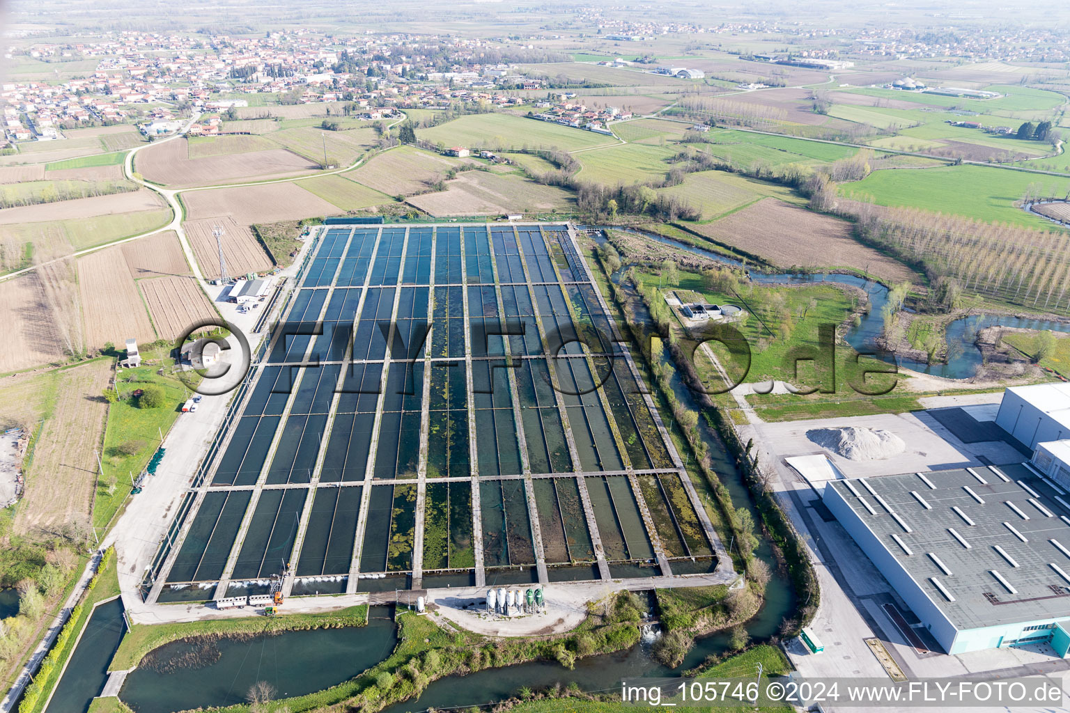 Uferbereiche der Teichanlagen zur Fischzucht von Icos professional in Zoppola in Friuli-Venezia Giulia im Bundesland Friaul-Julisch Venetien, Italien