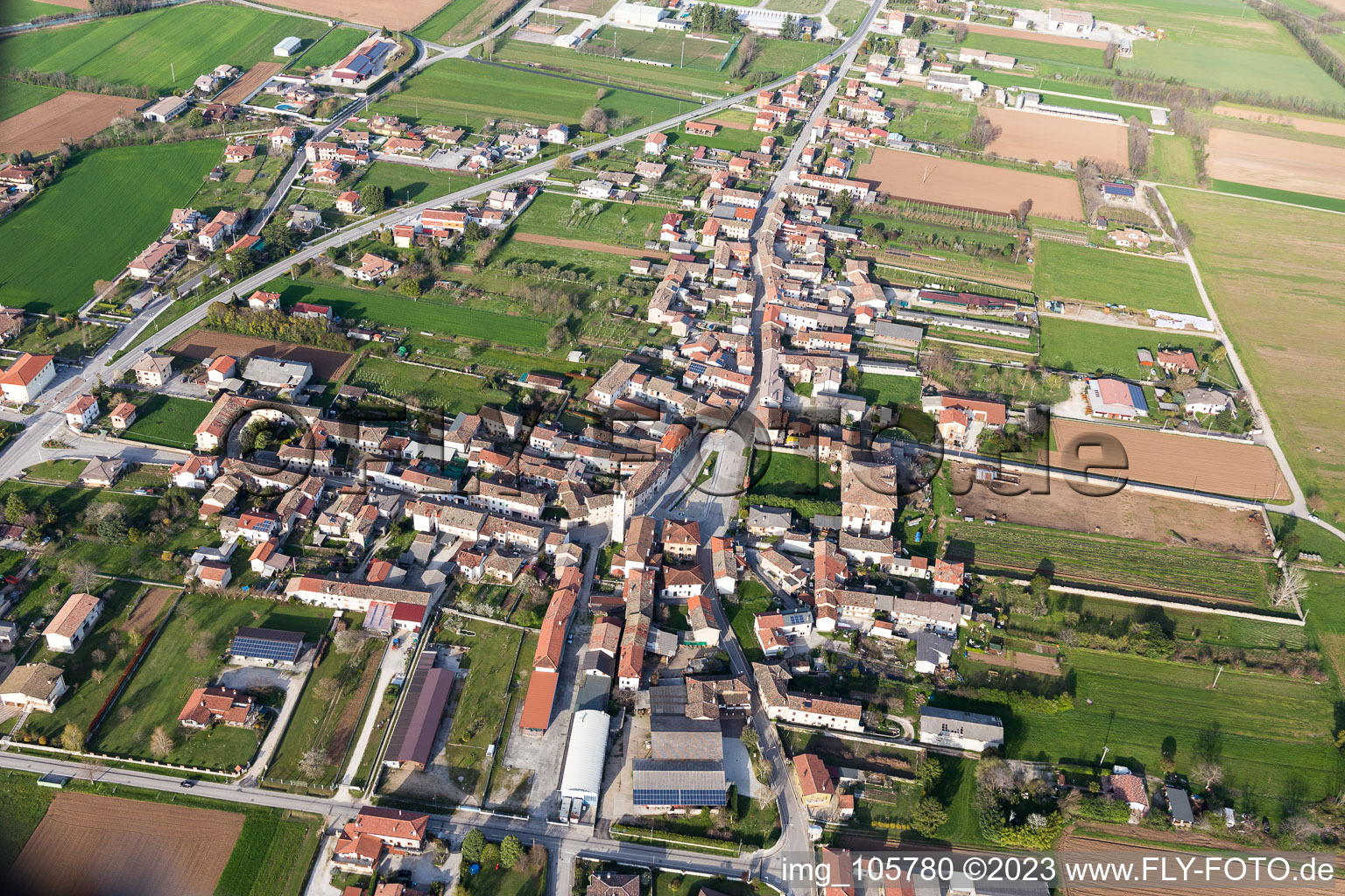 Luftbild von Silvella im Bundesland Friaul-Julisch Venetien, Italien