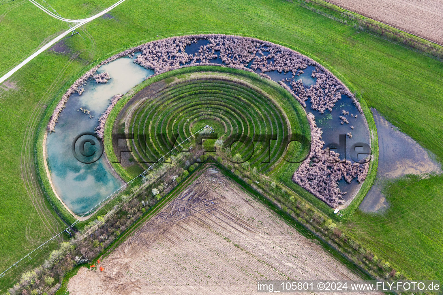 Kreisförmige Rundbogen einer Pivot- Bewässerungsanlage auf Biotop und landwirtschaftlichen Feldern in Pavia di Udine in Friuli-Venezia Giulia, Italien