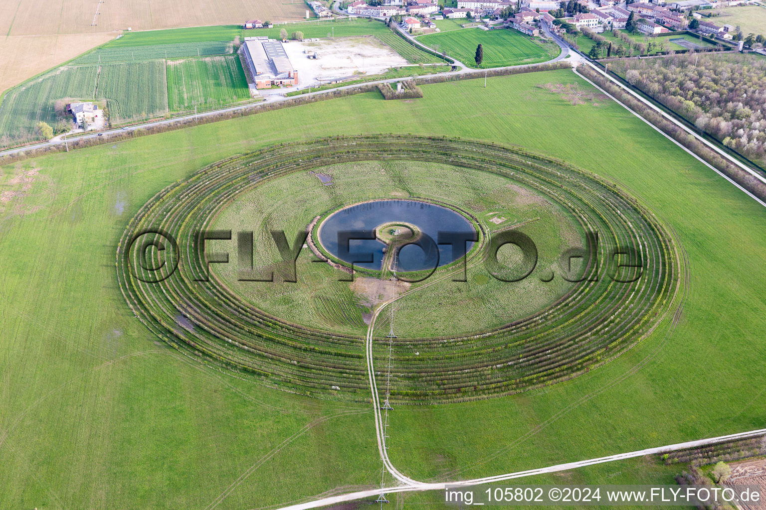 Kreisförmige Rundbogen einer Pivot- Bewässerungsanlage auf landwirtschaftlichen Feldern in Persereano in Friuli-Venezia Giulia im Bundesland Friaul-Julisch Venetien, Italien
