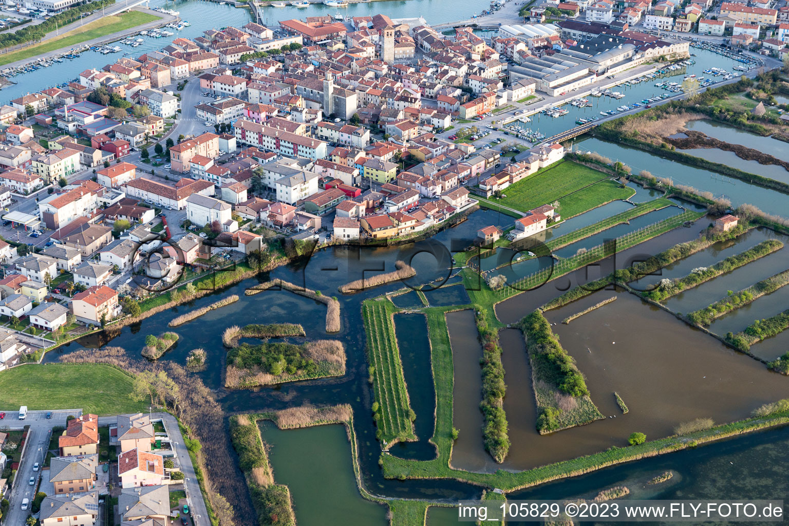 Luftbild von Marano im Bundesland Friaul-Julisch Venetien, Italien