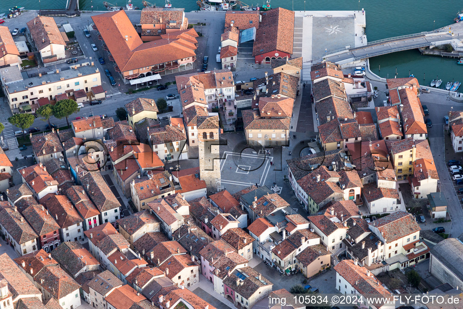 Luftaufnahme von Mole an der Wasseroberfläche der Meeres- Küste der Adria in Marano Lagunare in Friuli-Venezia Giulia im Bundesland Friaul-Julisch Venetien, Italien
