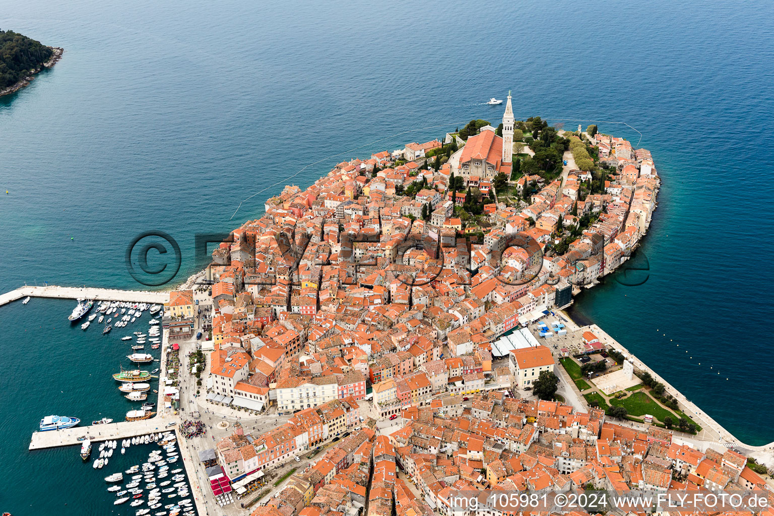 Rovinj im Bundesland Gespanschaft Istrien, Kroatien von oben gesehen