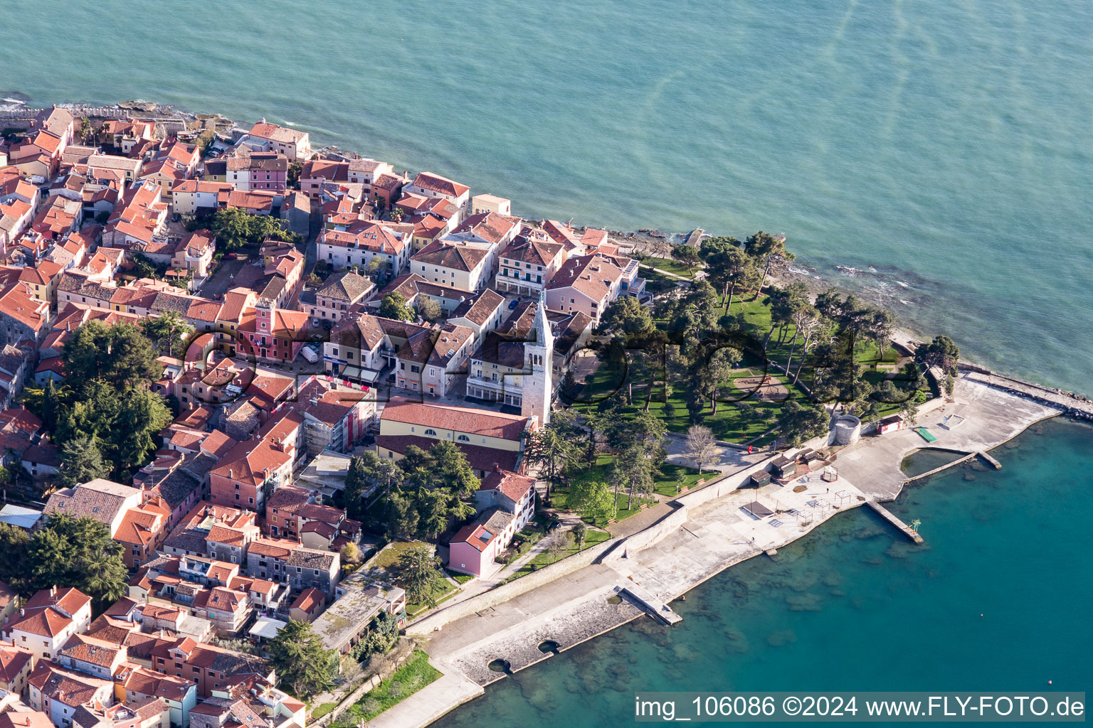 Yachthafen mit Sportboot- Anlegestellen und Bootsliegeplätzen am Uferbereich der Adria und Altstadt in Novigrad in Istrien - Istarska zupanija im Bundesland Istria, Kroatien