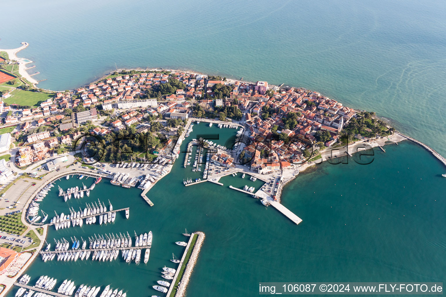 Luftbild von Yachthafen mit Sportboot- Anlegestellen und Bootsliegeplätzen am Uferbereich der Adria und Altstadt in Novigrad in Istrien - Istarska zupanija im Bundesland Istria, Kroatien