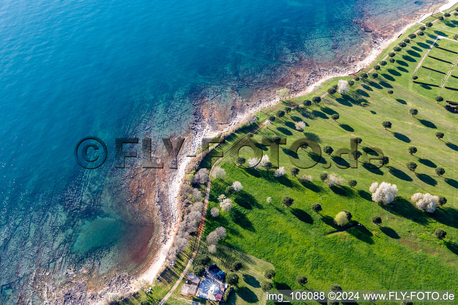 Steinige Strand- Landschaft an der Küste der Adria mit Camping Park Umag Mobile Homes in Karigador in Istrien - Istarska zupanija im Bundesland Istria, Kroatien
