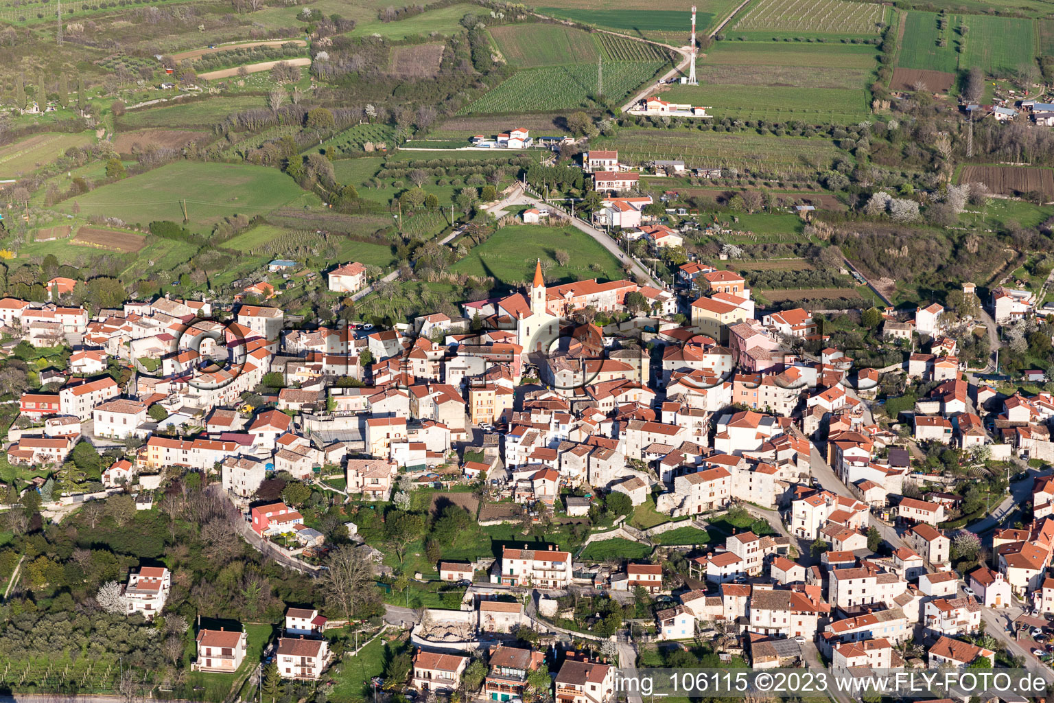Luftbild von Brtonigla im Bundesland Istria, Kroatien