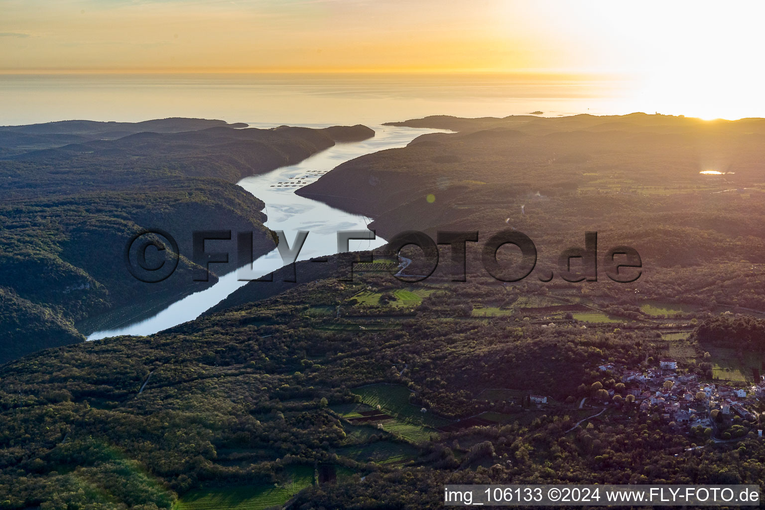 Meeresarm in der Fjord- und Berglandschaft des Limski Fjord in Klostar in Istrien - Istarska zupanija im Bundesland Istria, Kroatien