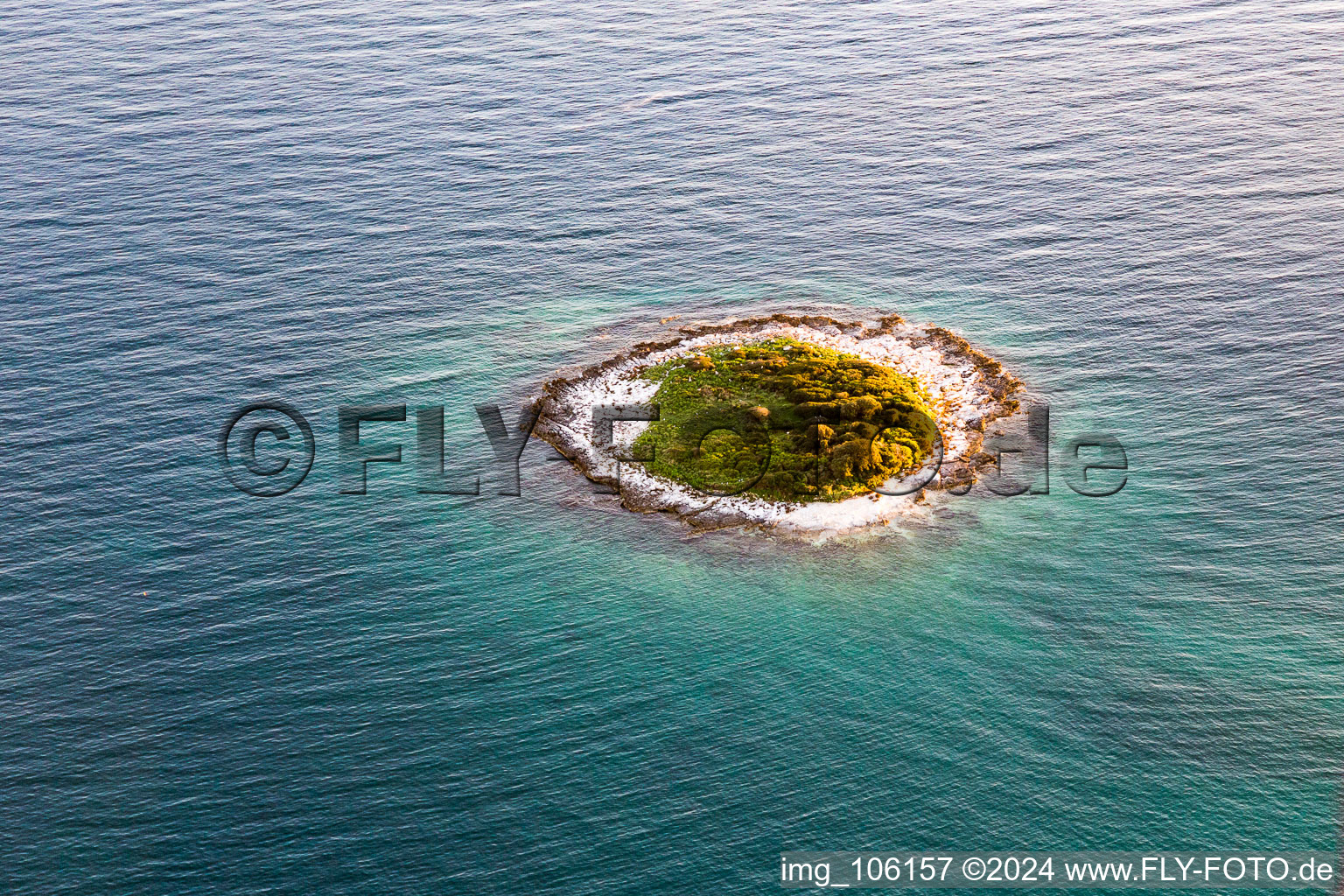 Mini-Insel Otocic Pisulj im Mittelmeer in Rovinj in Gespanschaft Istrien im Bundesland Istria, Kroatien
