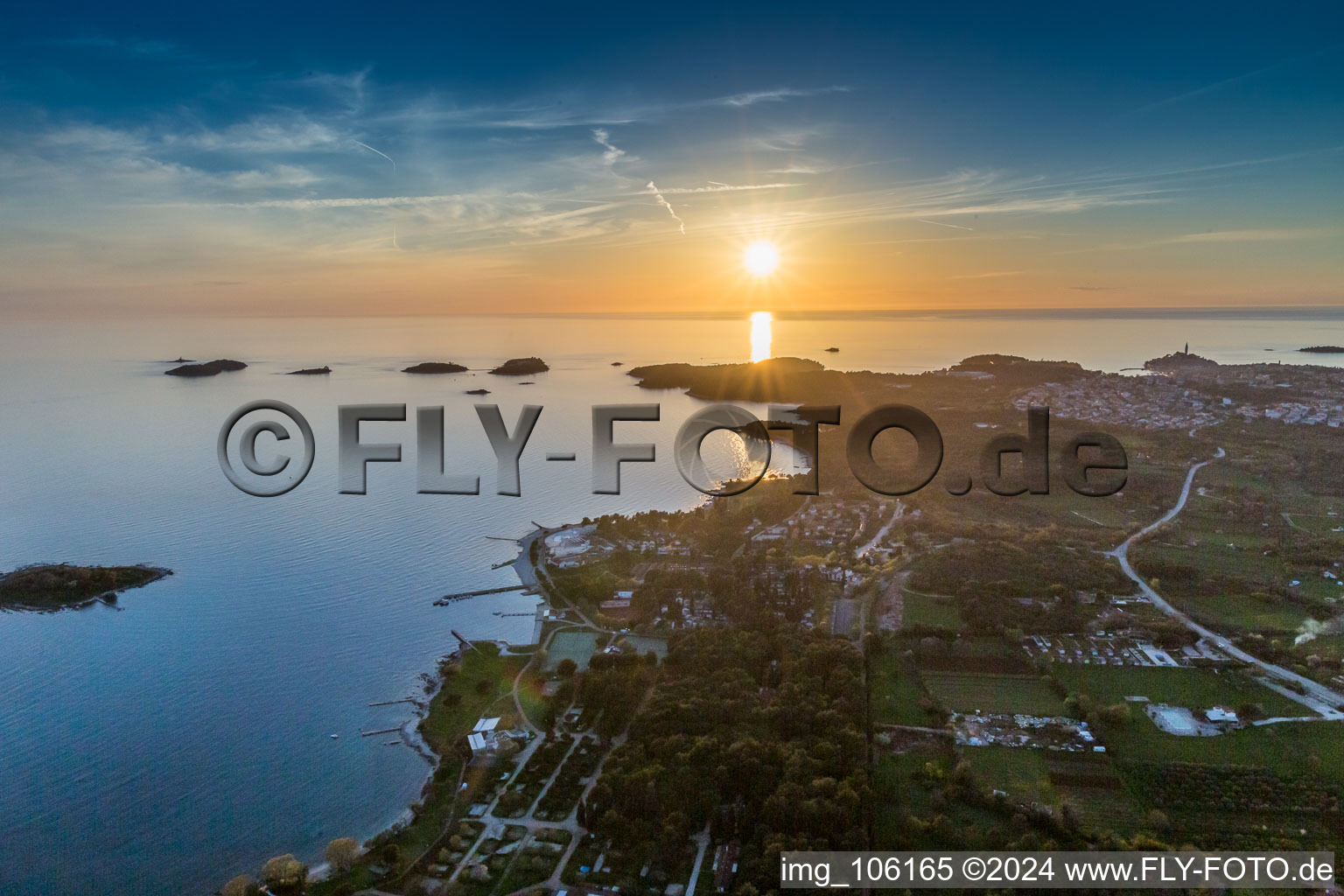 Wasseroberfläche an der Meeres- Küste der Adria bei Sonnenuntergang in Rovinj in Istrien - Istarska zupanija im Bundesland Istria, Kroatien