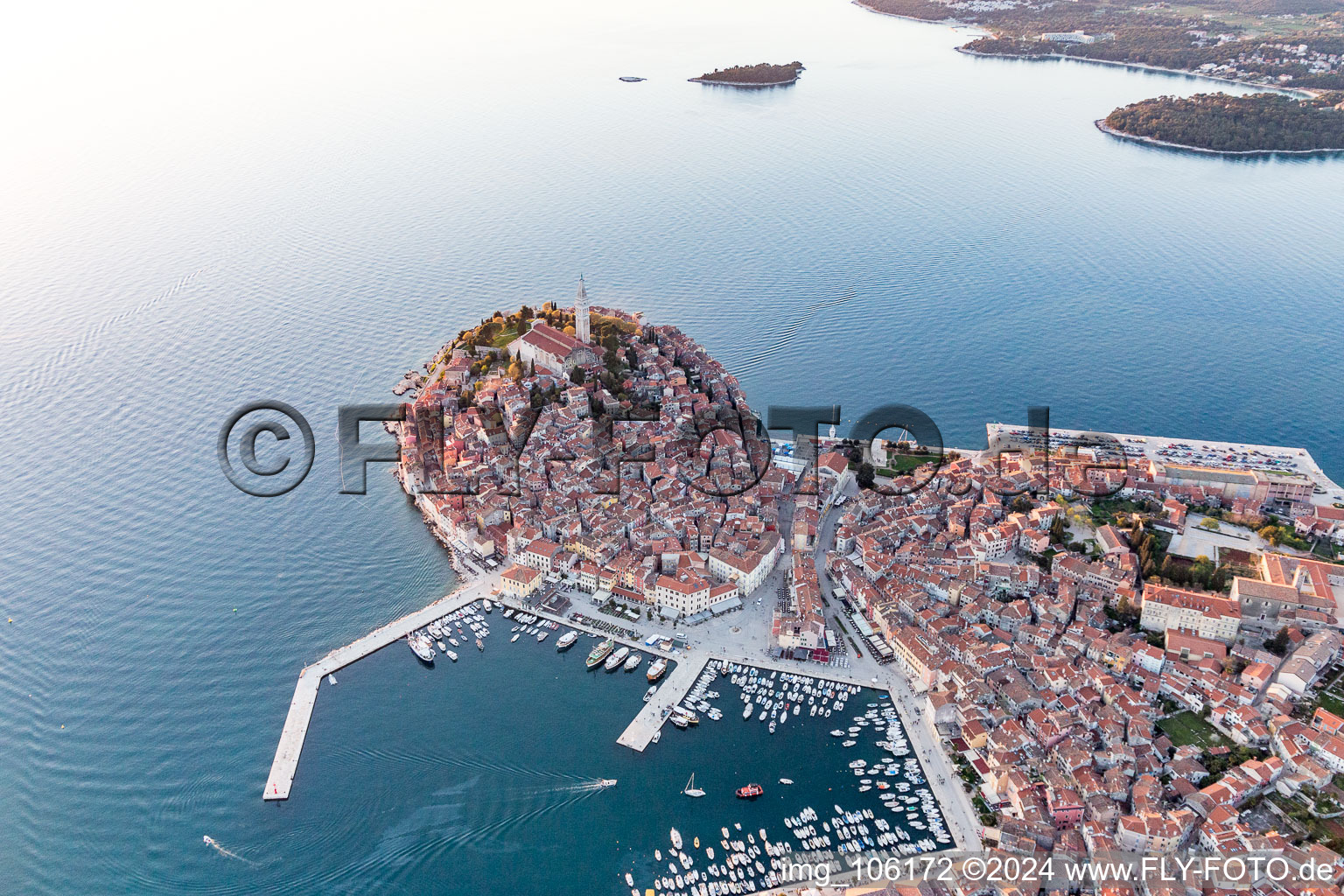 Ortsansicht an der Meeres-Küste des Mittelmeeres an der Altstadt von Rovinj in Istarska zupanija - Istrien Kroatien. Die markante Landzunge liegt an der Westküste der Halbinsel Istrien im Bundesland Istria