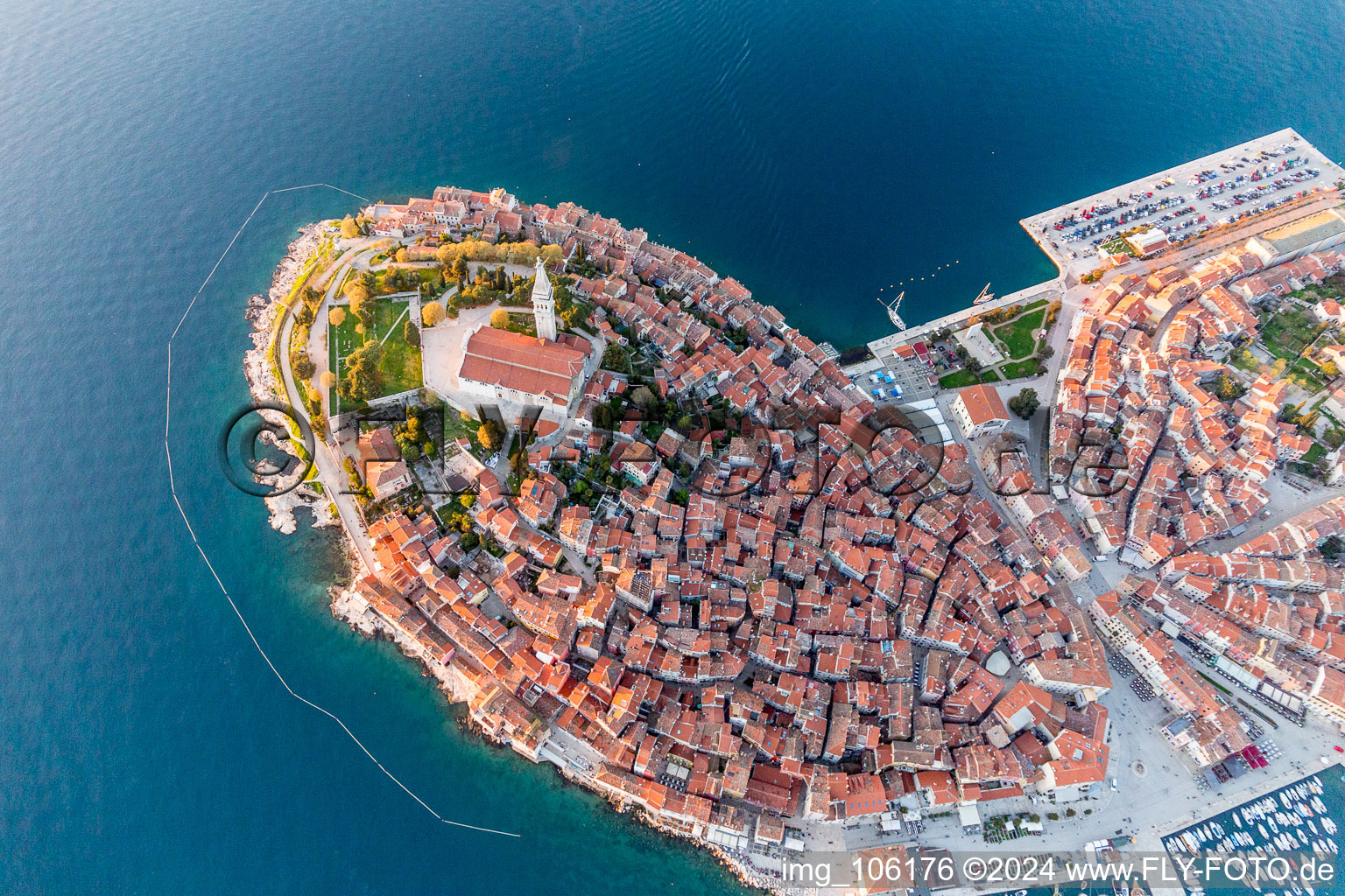 Luftbild von Ortsansicht an der Meeres-Küste des Mittelmeeres an der Altstadt von Rovinj in Istarska zupanija - Istrien Kroatien. Die markante Landzunge liegt an der Westküste der Halbinsel Istrien im Bundesland Istria