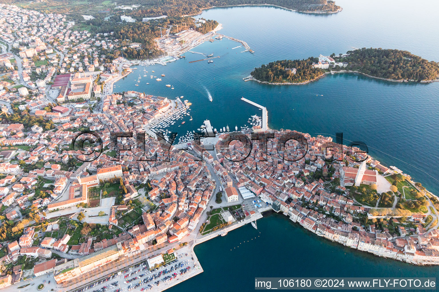 Rovinj im Bundesland Gespanschaft Istrien, Kroatien vom Flugzeug aus