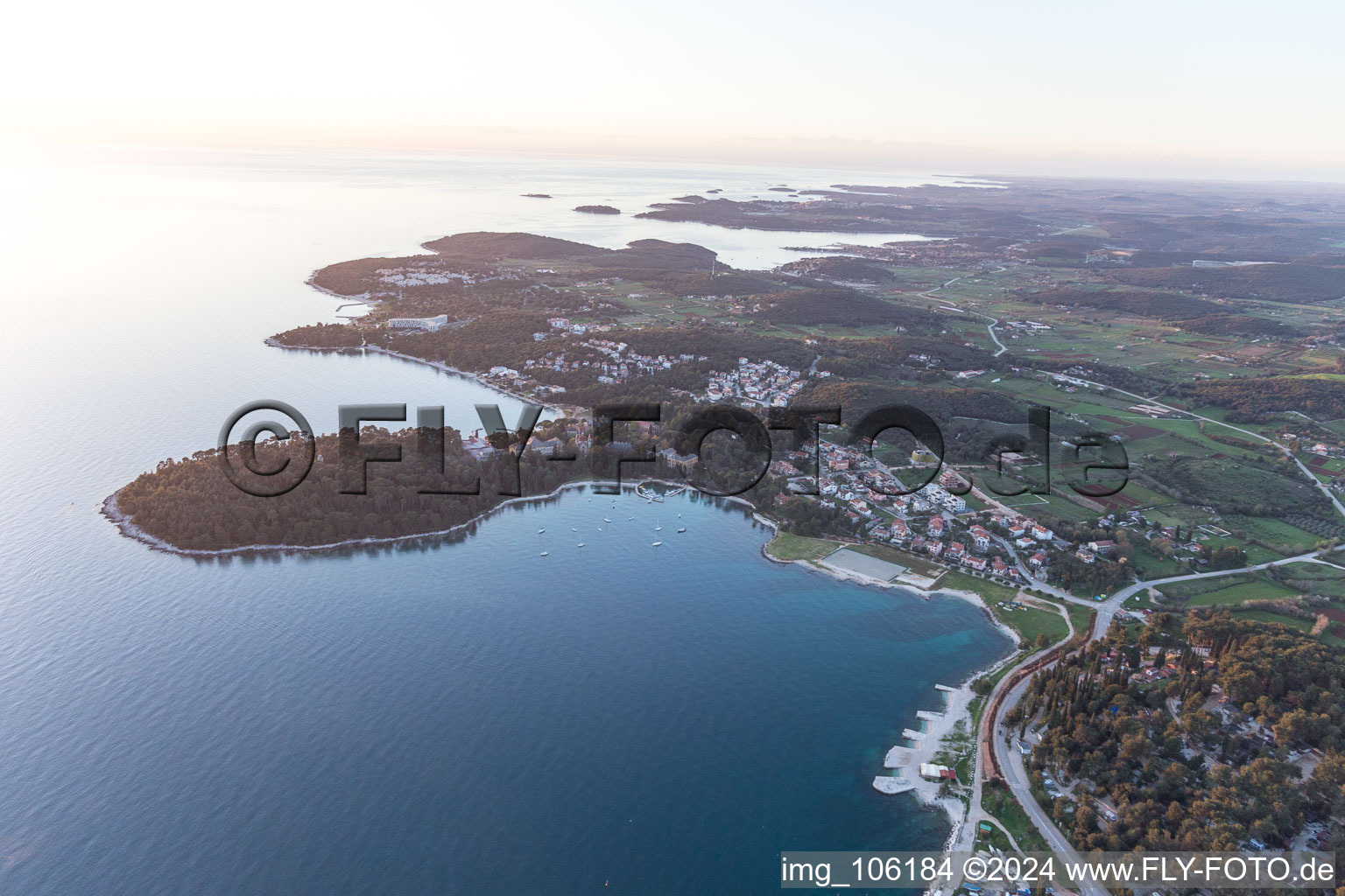 Drohnenbild von Rovinj im Bundesland Gespanschaft Istrien, Kroatien