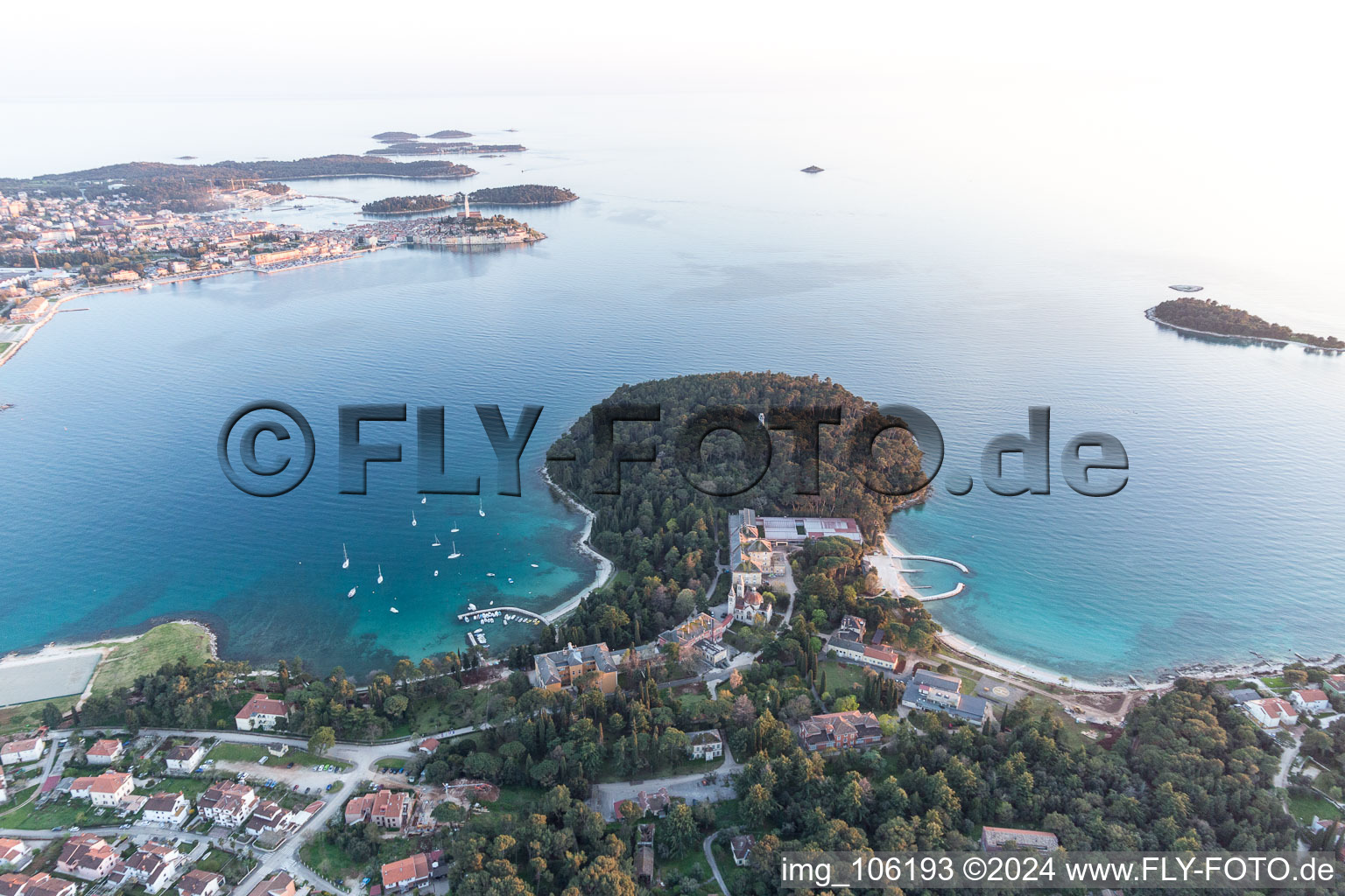 Rovinj im Bundesland Gespanschaft Istrien, Kroatien vom Flugzeug aus