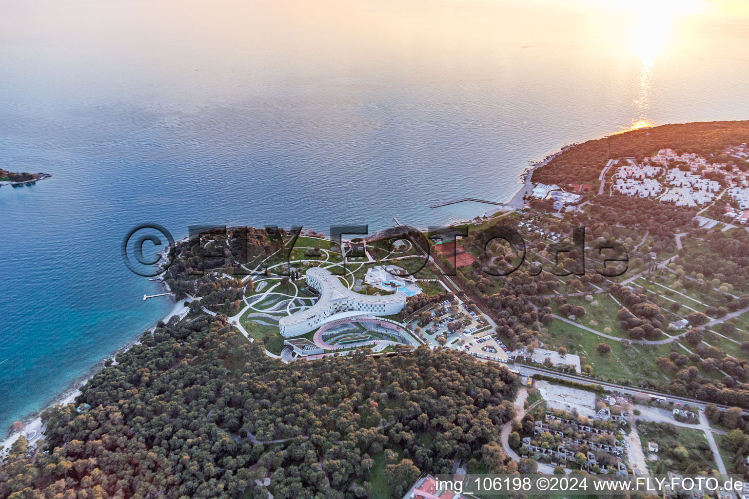 Luftbild von Dreiflügeliger Gebäudekomplex und Park der Hotelanlage von Family Hotel Amarin an der Adriaküste in Rovinj in Istrien - Istarska zupanija im Bundesland Istria, Kroatien