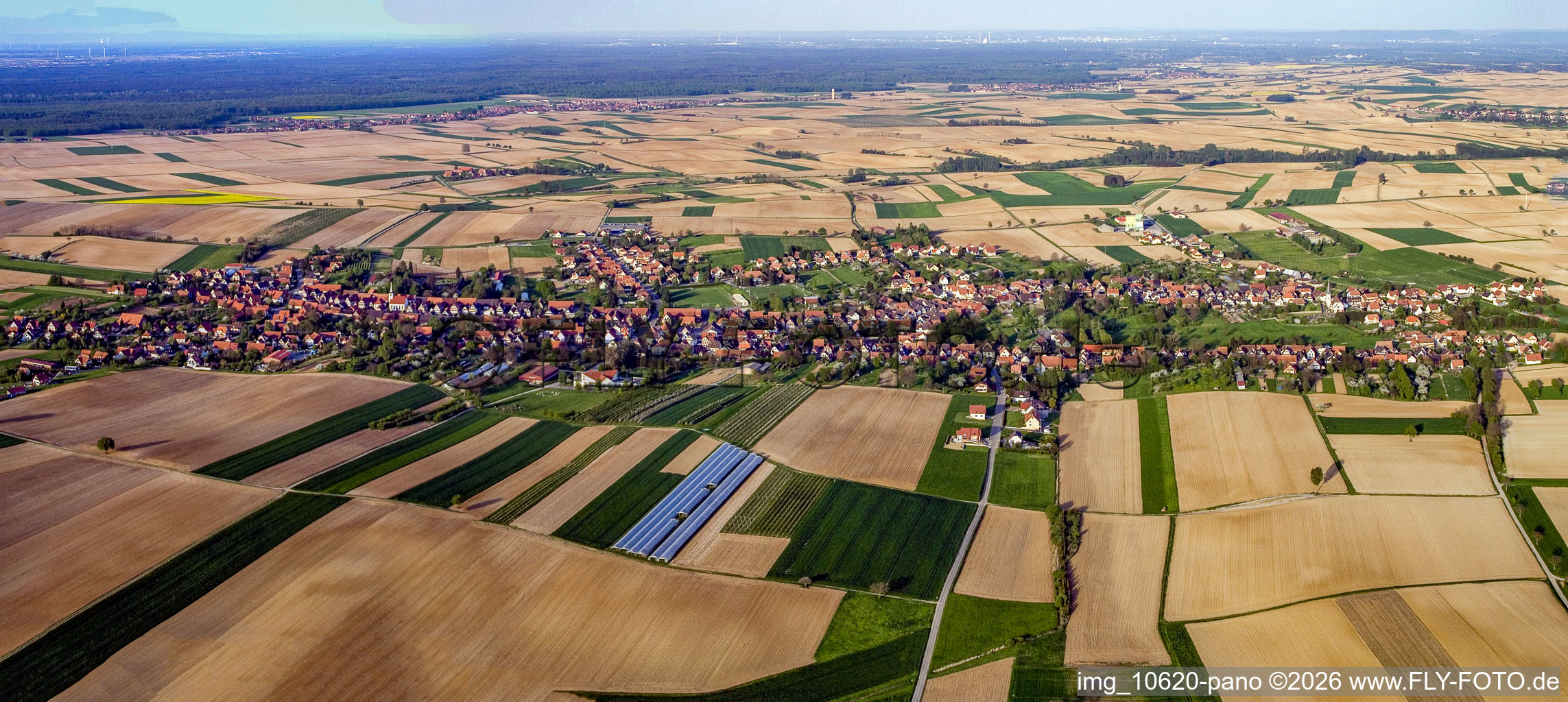 Dorfpanorama aus Westen am Abend in Seebach im Bundesland Bas-Rhin, Frankreich