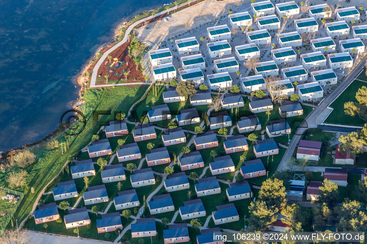 Luftbild von Ferienhaus Anlage Valkanela an der Adriaküste in Vrsar in Istrien - Istarska zupanija im Bundesland Istria, Kroatien