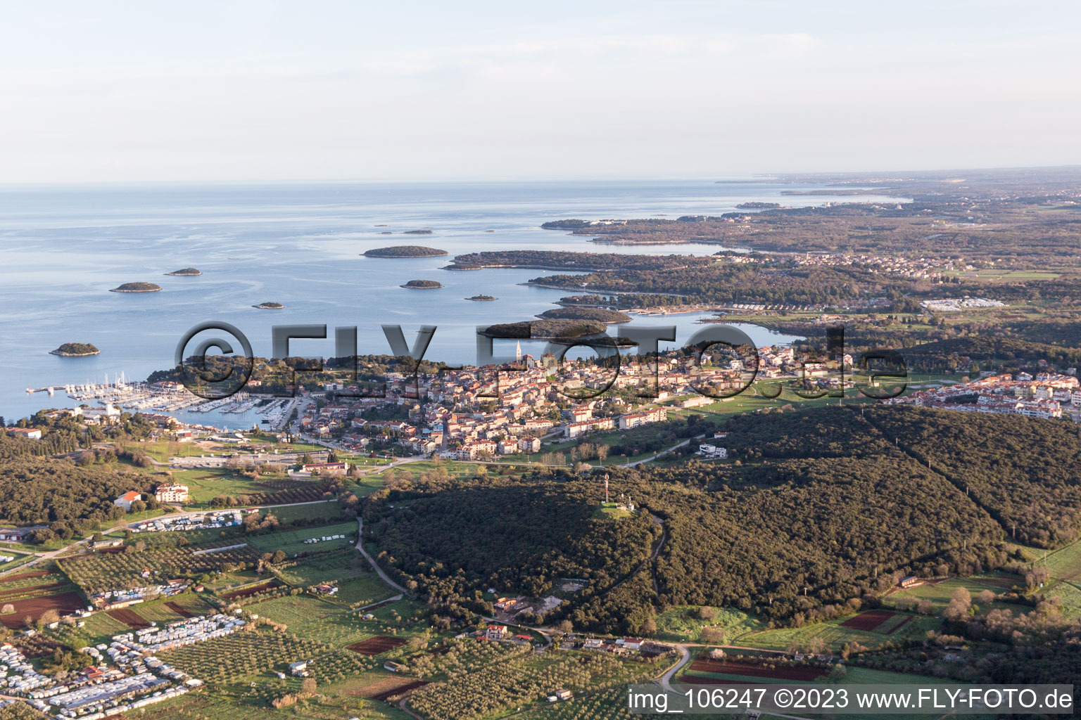 Vrsar im Bundesland Istria, Kroatien aus der Drohnenperspektive