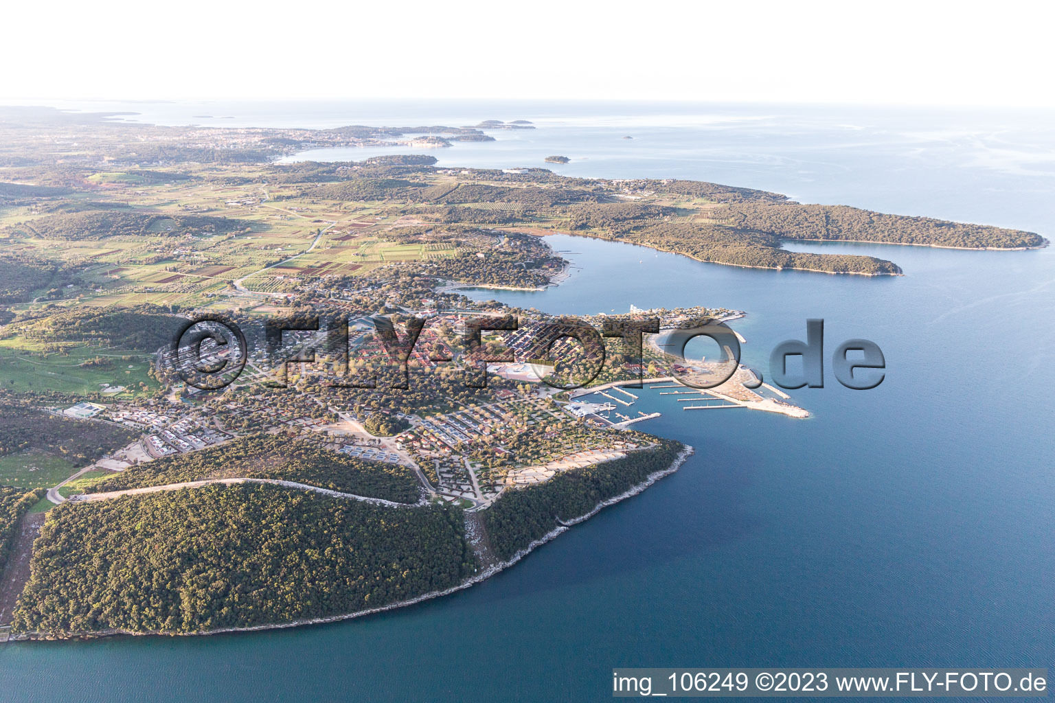 Vrsar im Bundesland Istria, Kroatien von der Drohne aus gesehen