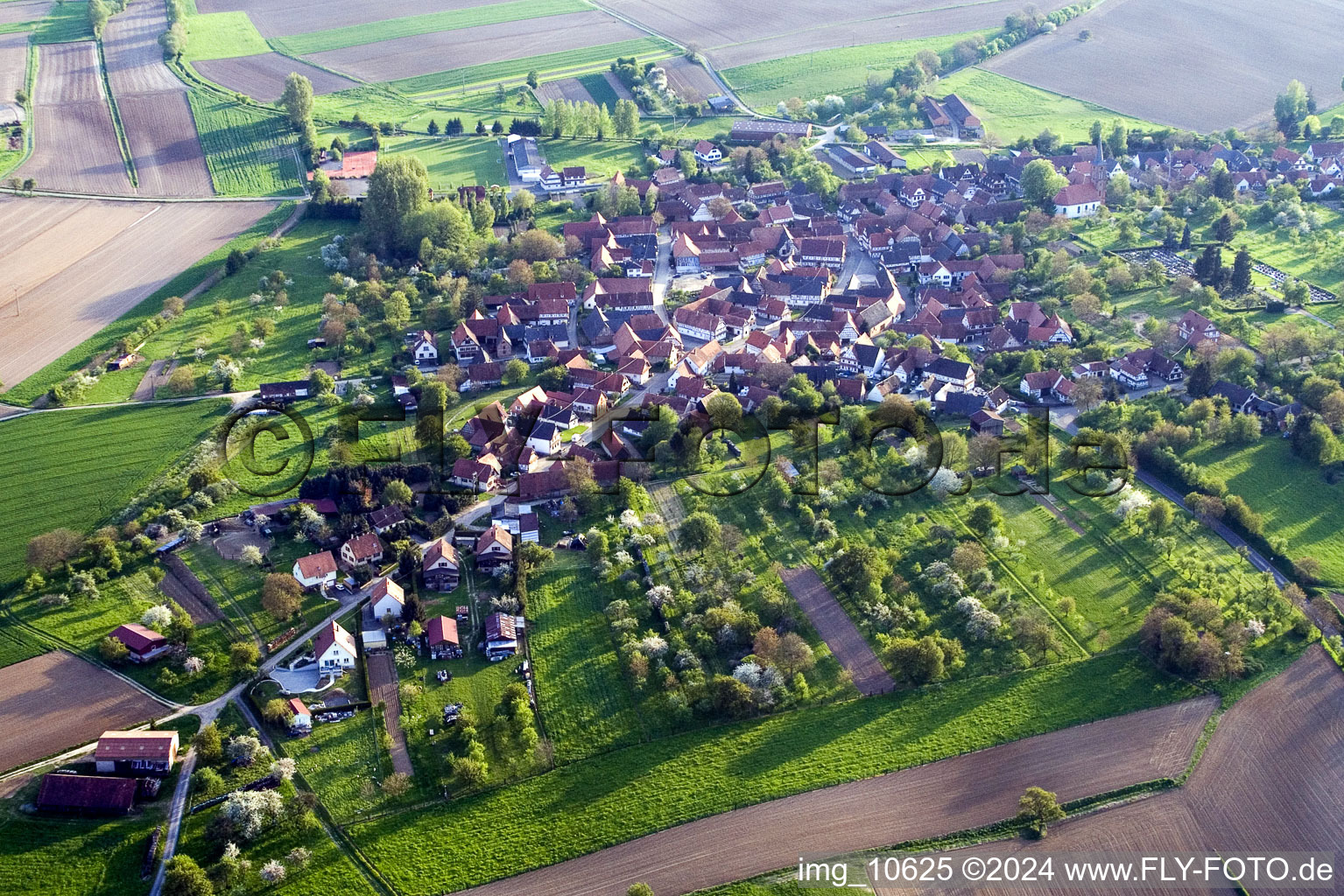 Dorf - Ansicht am Rande von landwirtschaftlichen Feldern und Nutzflächen in Hunspach in Grand Est im Bundesland Bas-Rhin, Frankreich