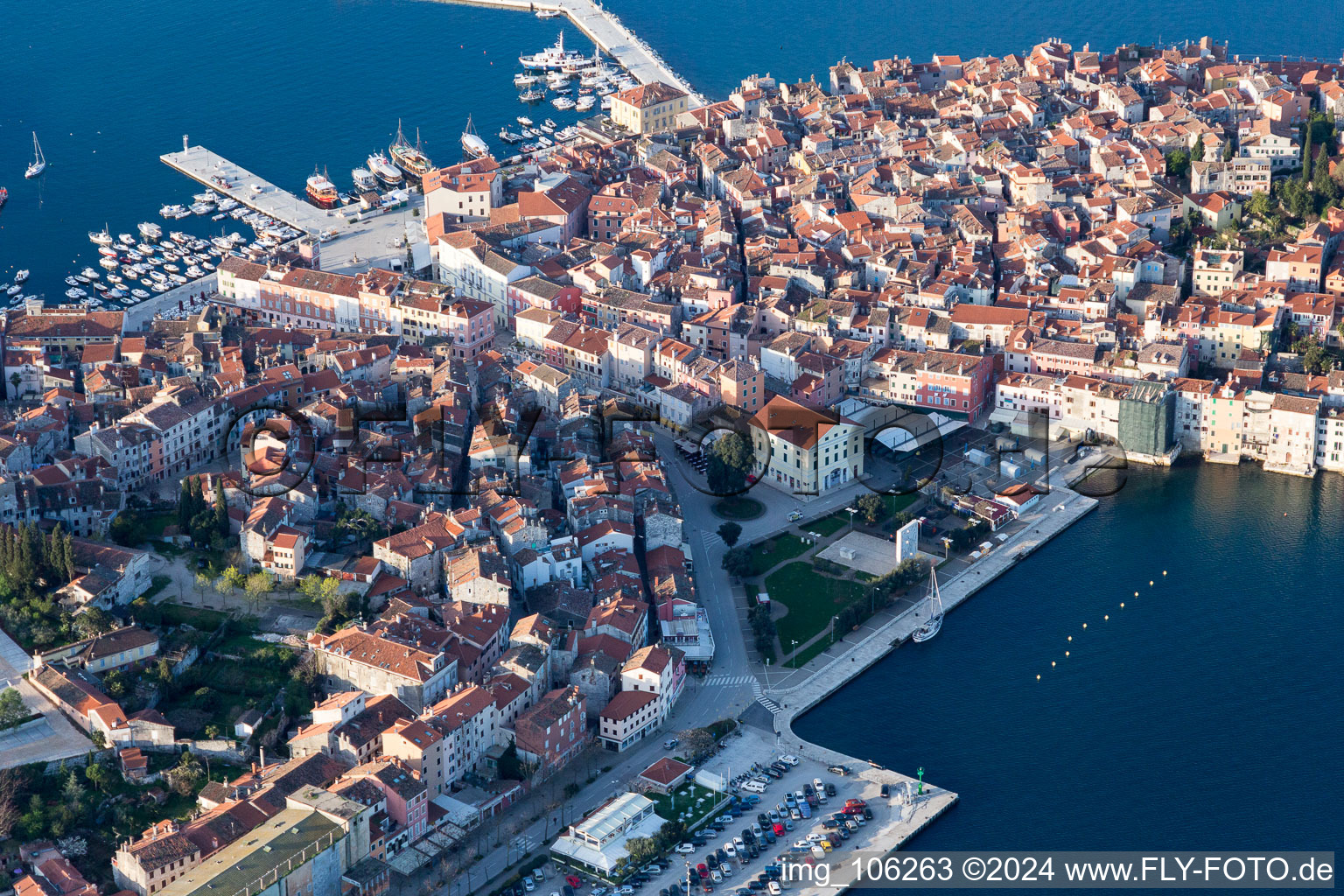 Rovinj im Bundesland Gespanschaft Istrien, Kroatien von oben gesehen