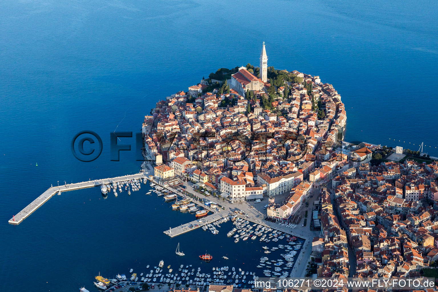 Schrägluftbild von Ortsansicht an der Meeres-Küste des Mittelmeeres an der Altstadt von Rovinj in Istarska zupanija - Istrien Kroatien. Die markante Landzunge liegt an der Westküste der Halbinsel Istrien im Bundesland Istria