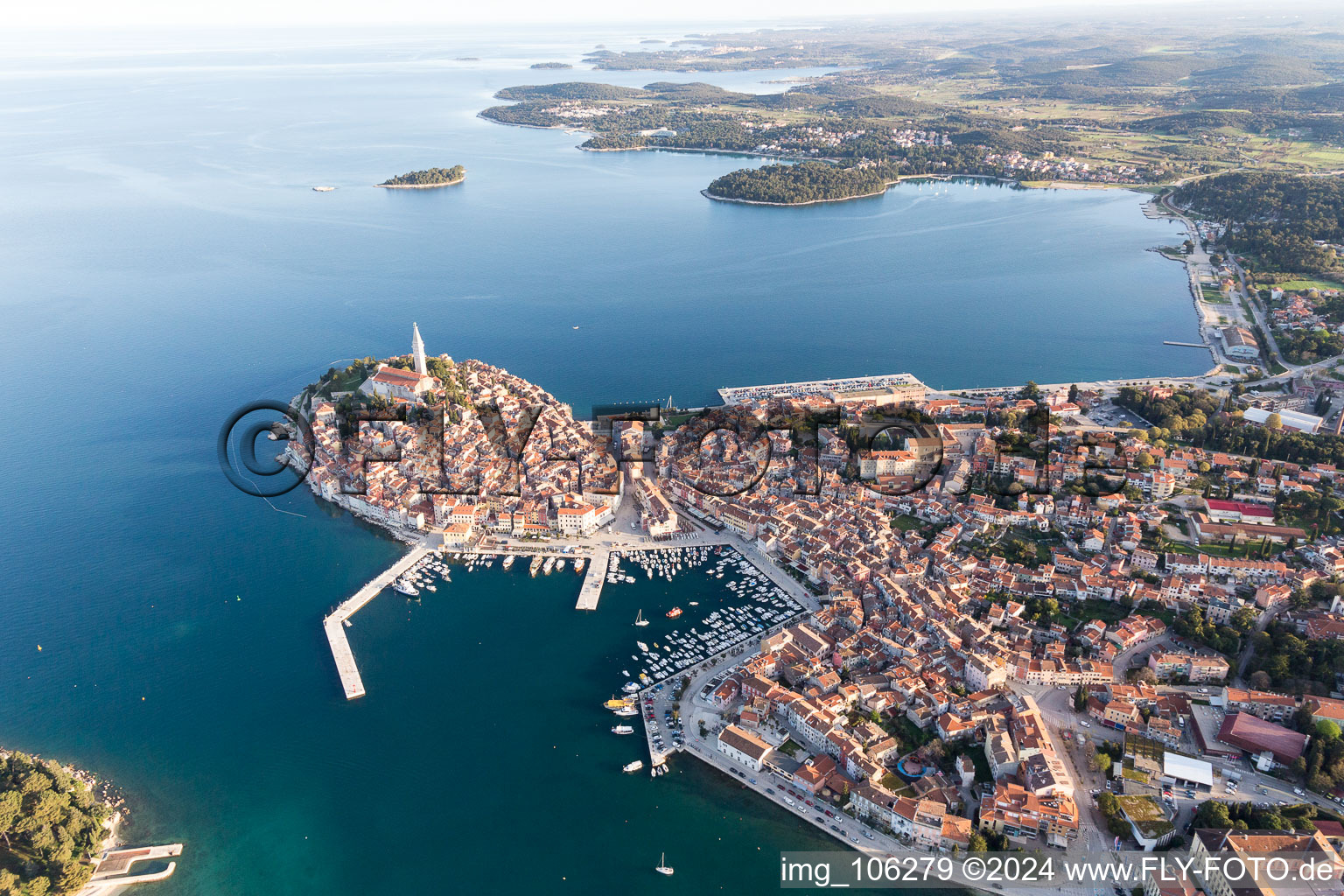 Rovinj im Bundesland Gespanschaft Istrien, Kroatien von oben gesehen