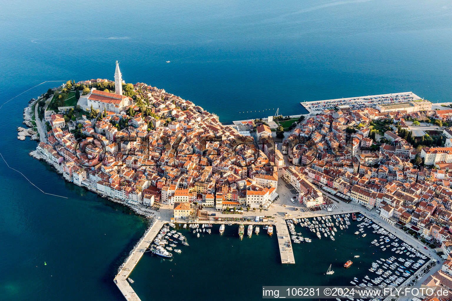 Ortsansicht an der Meeres-Küste des Mittelmeeres an der Altstadt von Rovinj in Istarska zupanija - Istrien Kroatien. Die markante Landzunge liegt an der Westküste der Halbinsel Istrien im Bundesland Gespanschaft Istrien von oben