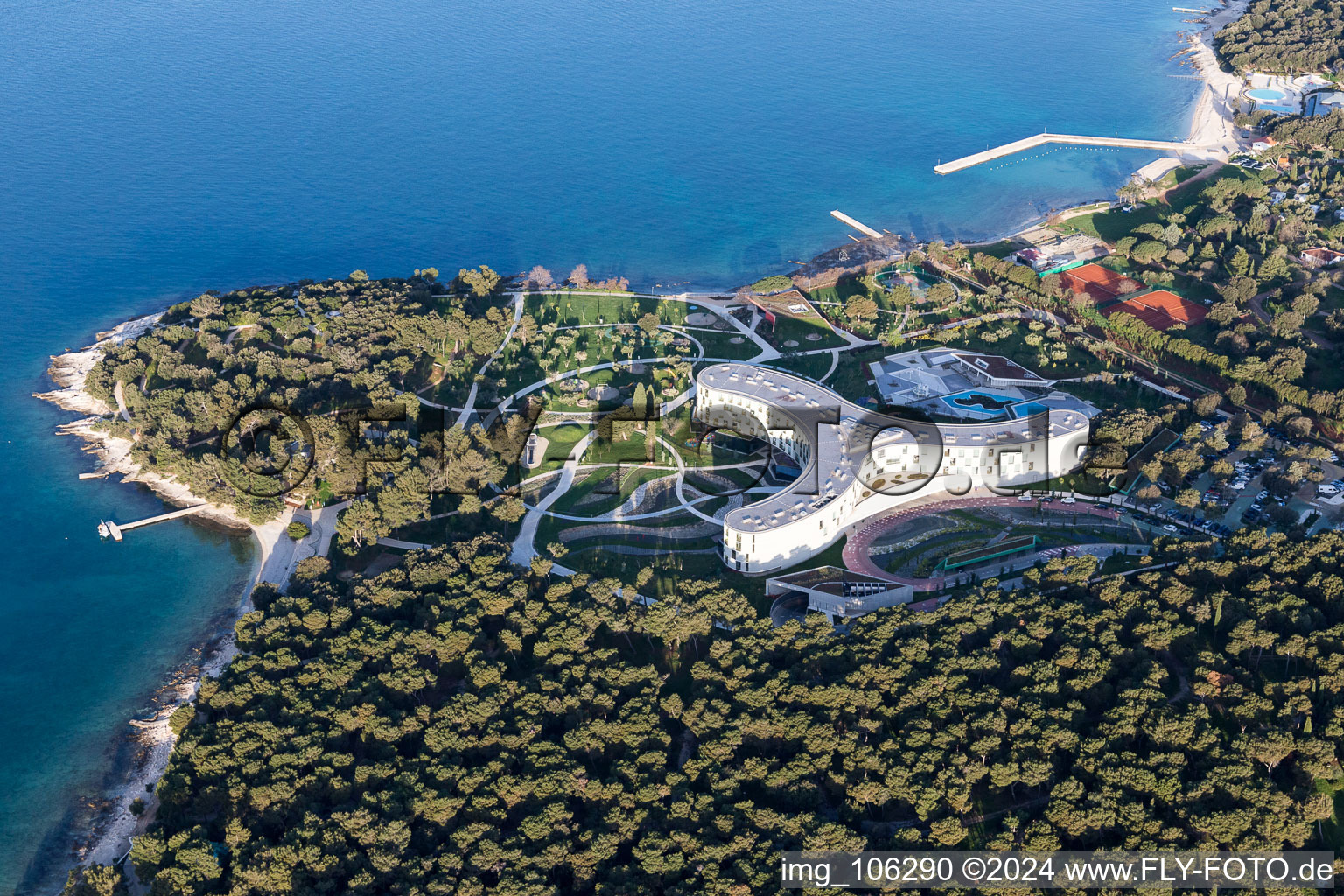 Luftaufnahme von Dreiflügeliger Gebäudekomplex und Park der Hotelanlage von Family Hotel Amarin an der Adriaküste in Rovinj in Istrien - Istarska zupanija im Bundesland Istria, Kroatien