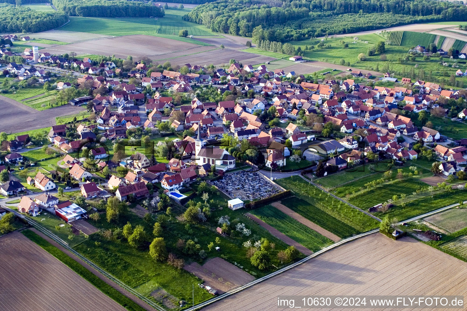 Schrägluftbild von Dorf - Ansicht am Rande von landwirtschaftlichen Feldern und Nutzflächen in Schoenenbourg in Grand Est in Schœnenbourg im Bundesland Bas-Rhin, Frankreich