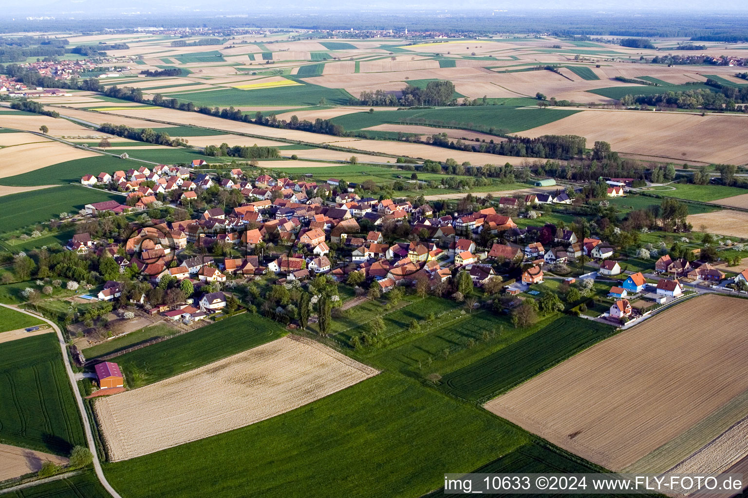 Luftbild von Dorf - Ansicht am Rande von landwirtschaftlichen Feldern und Nutzflächen in Hoffen in Grand Est im Bundesland Bas-Rhin, Frankreich