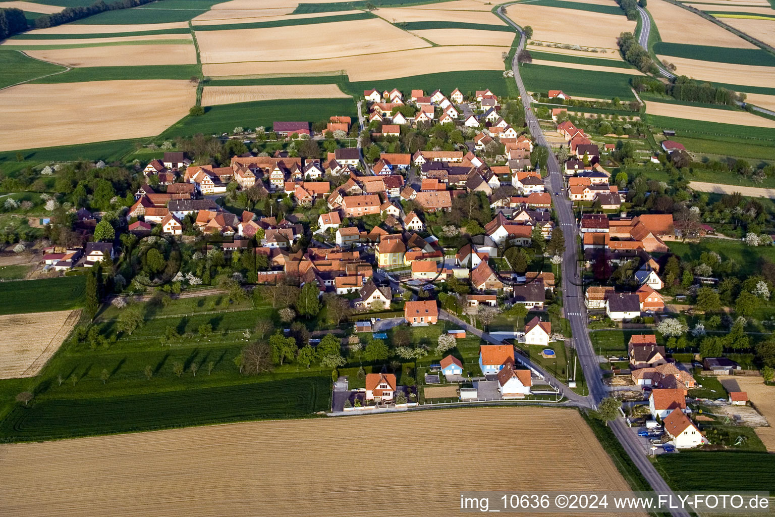Luftaufnahme von Dorf - Ansicht am Rande von landwirtschaftlichen Feldern und Nutzflächen in Hoffen in Grand Est im Bundesland Bas-Rhin, Frankreich