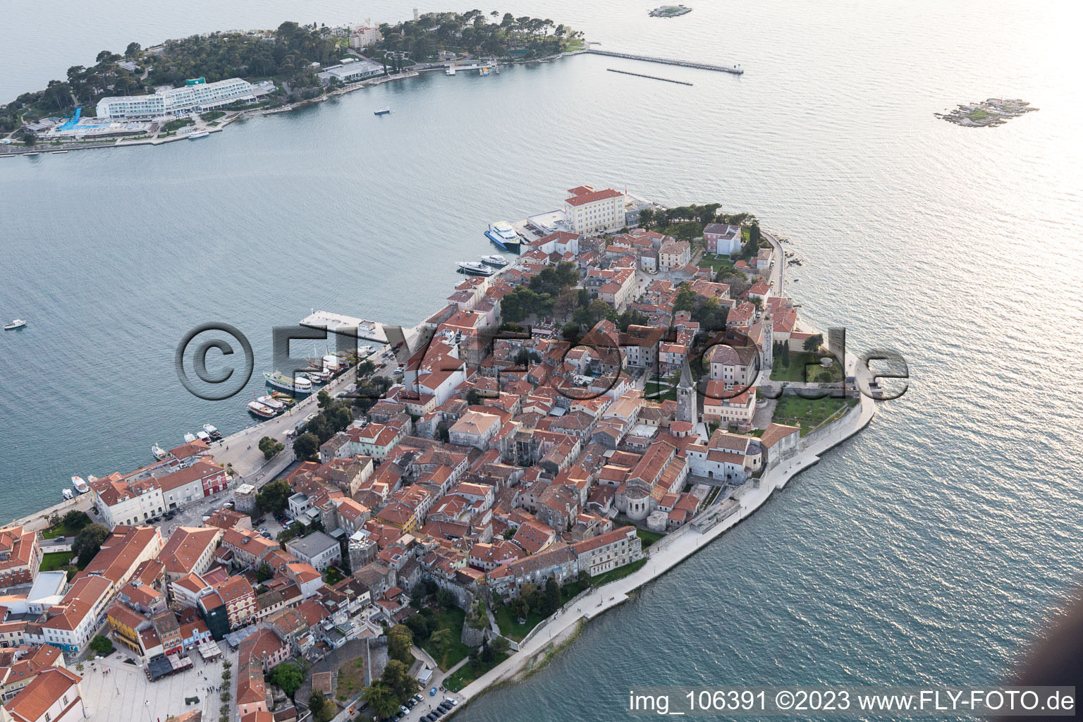 Poreč im Bundesland Istria, Kroatien von der Drohne aus gesehen