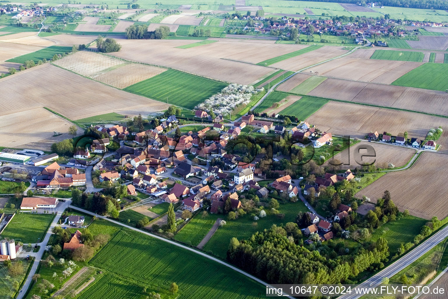 Dorf - Ansicht am Rande von landwirtschaftlichen Feldern und Nutzflächen im Ortsteil Reimerswiller in Betschdorf in Grand Est im Bundesland Bas-Rhin, Frankreich