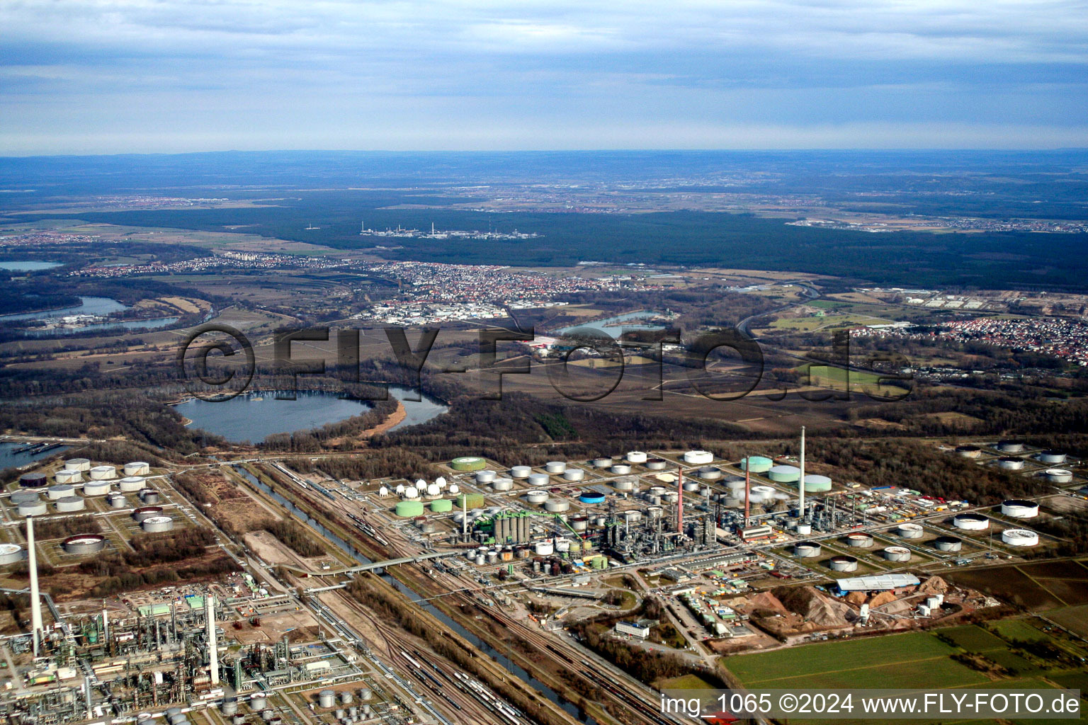Luftaufnahme von Raffinerie am Rhein im Ortsteil Knielingen in Karlsruhe im Bundesland Baden-Württemberg, Deutschland