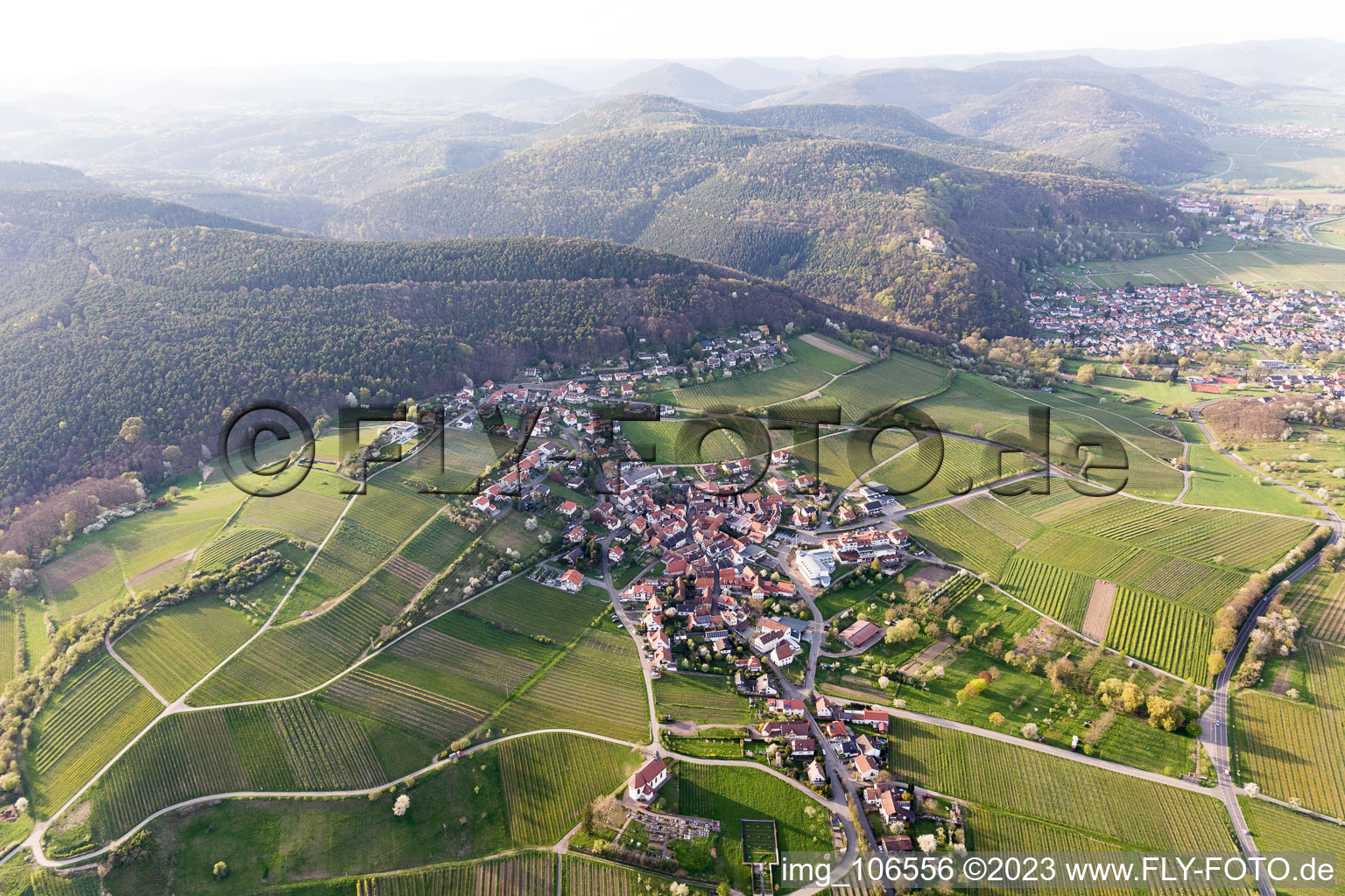 Ortsteil Gleiszellen in Gleiszellen-Gleishorbach im Bundesland Rheinland-Pfalz, Deutschland von der Drohne aus gesehen