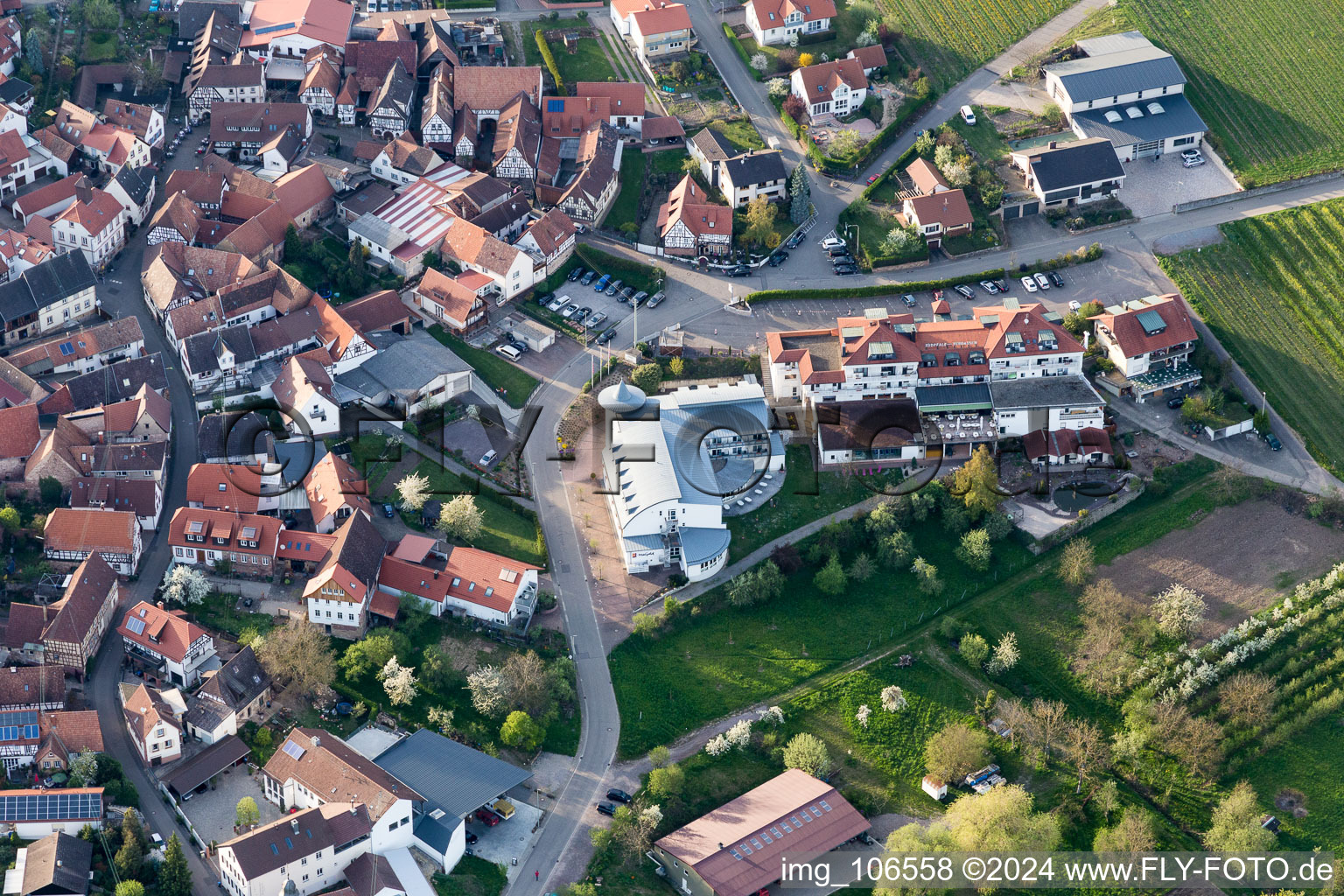 Schrägluftbild von Südpfalz-Terrassen im Ortsteil Gleiszellen in Gleiszellen-Gleishorbach im Bundesland Rheinland-Pfalz, Deutschland