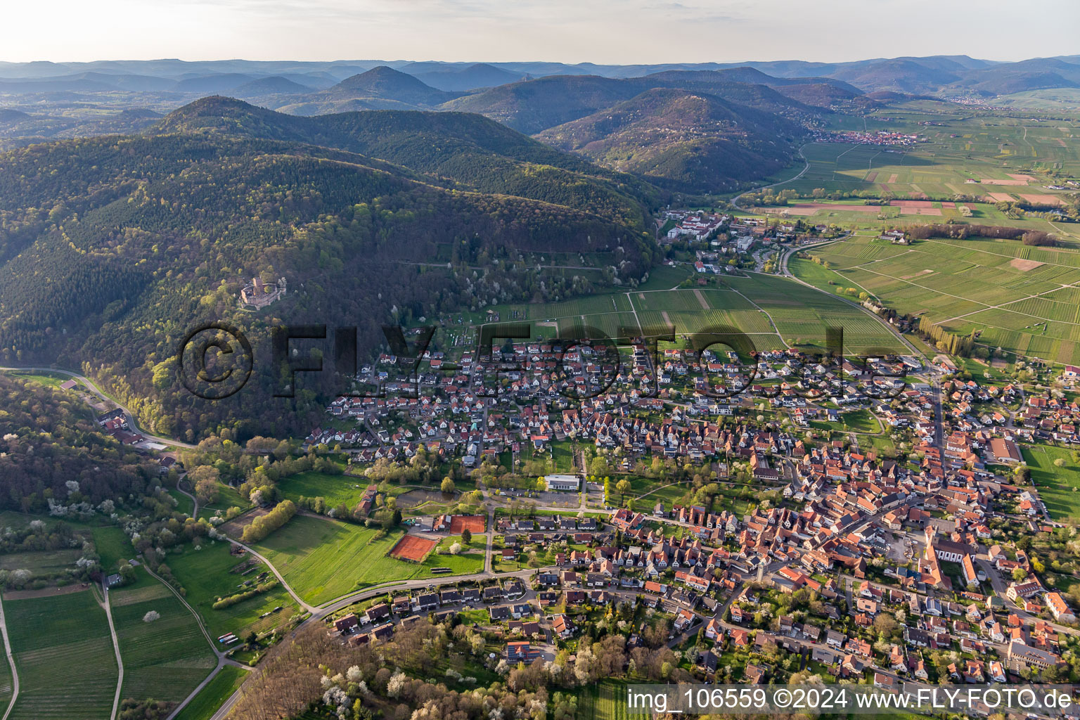 Schrägluftbild von Burgruine Landeck in Klingenmünster im Bundesland Rheinland-Pfalz, Deutschland