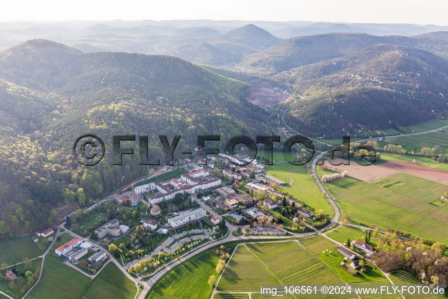 Klingenmünster im Bundesland Rheinland-Pfalz, Deutschland von der Drohne aus gesehen