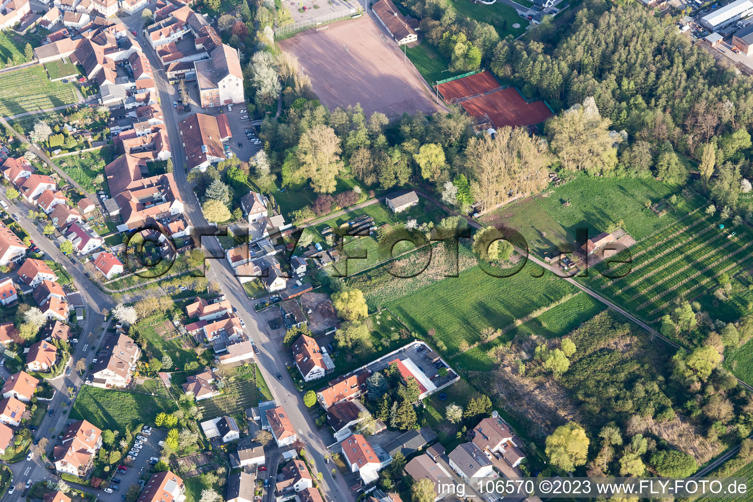 Ortsteil Godramstein in Landau in der Pfalz im Bundesland Rheinland-Pfalz, Deutschland von einer Drohne aus