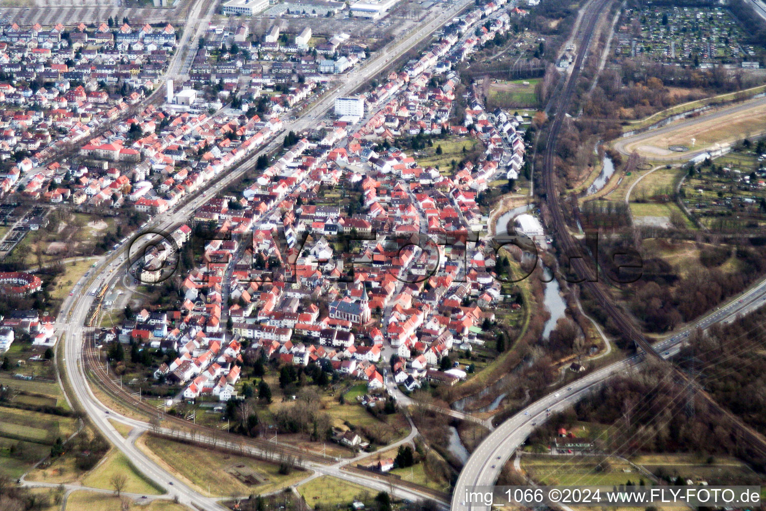 Von Westen im Ortsteil Knielingen in Karlsruhe im Bundesland Baden-Württemberg, Deutschland