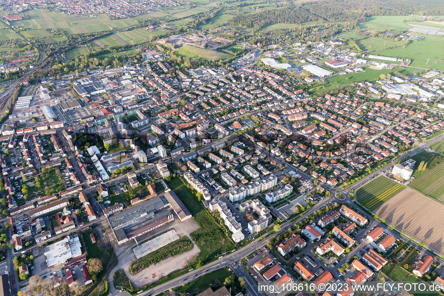 Neustadt an der Weinstraße im Bundesland Rheinland-Pfalz, Deutschland aus der Luft