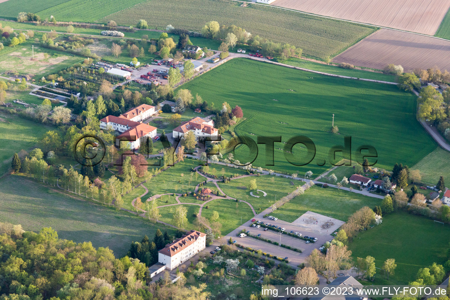 Luftaufnahme von Campus Lachen Diakonissen im Ortsteil Speyerdorf in Neustadt an der Weinstraße im Bundesland Rheinland-Pfalz, Deutschland