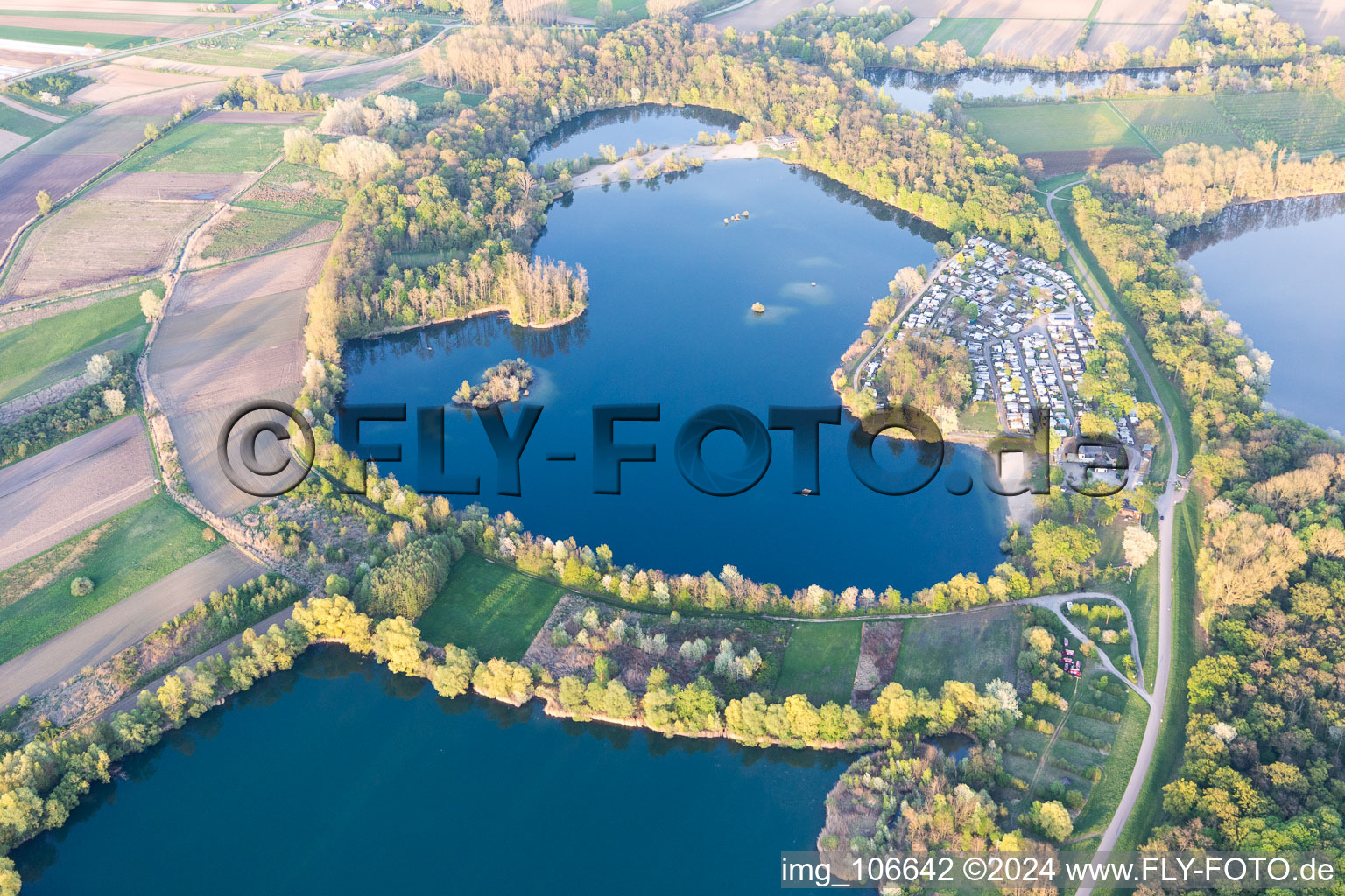 Luftaufnahme von Lingenfeld, Baggersee im Bundesland Rheinland-Pfalz, Deutschland