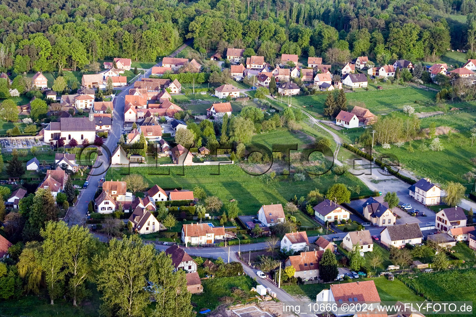 Ortsansicht der Straßen und Häuser der Wohngebiete in Biblisheim in Grand Est im Bundesland Bas-Rhin, Frankreich