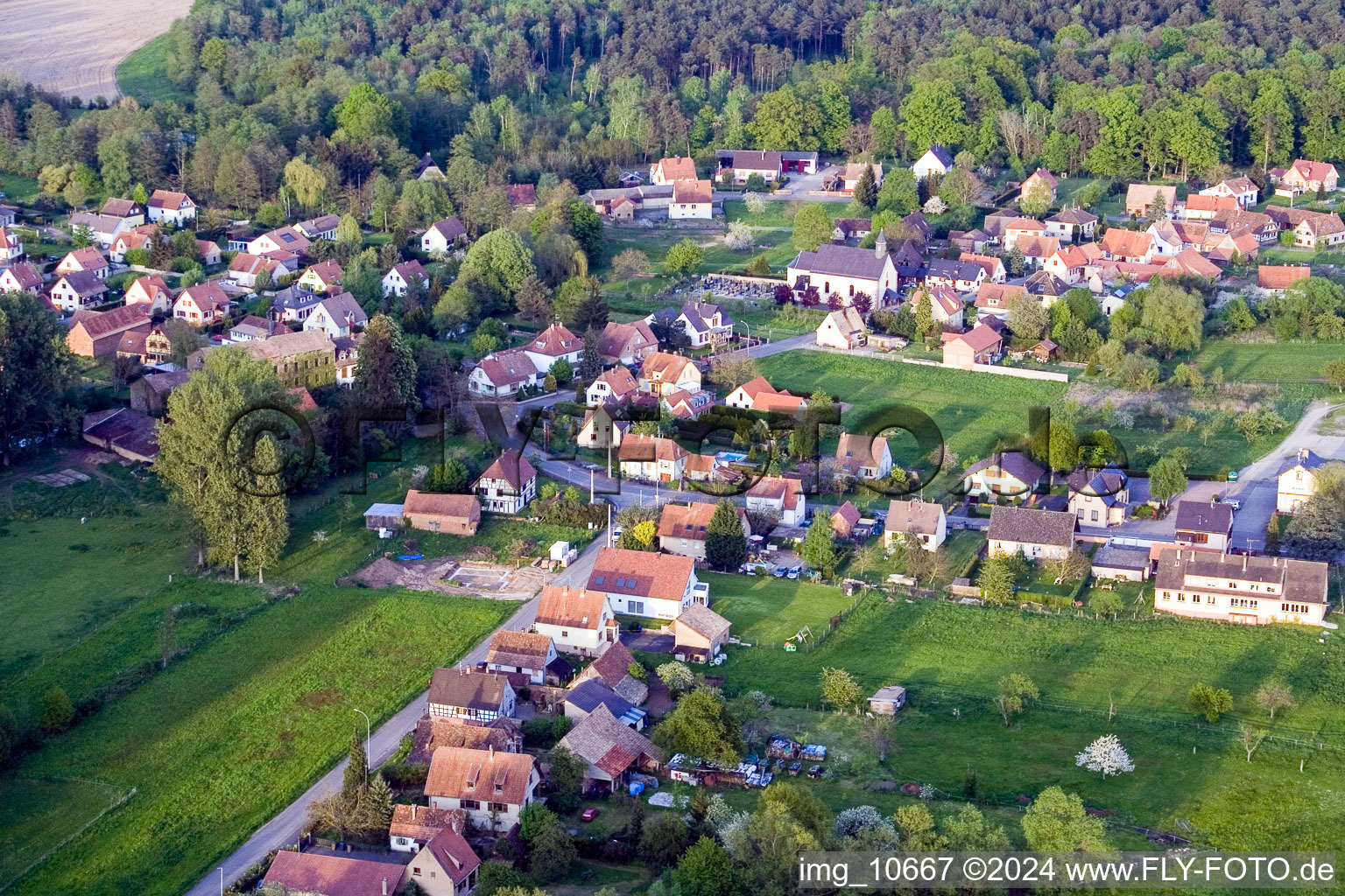 Luftbild von Ortsansicht der Straßen und Häuser der Wohngebiete in Biblisheim in Grand Est im Bundesland Bas-Rhin, Frankreich