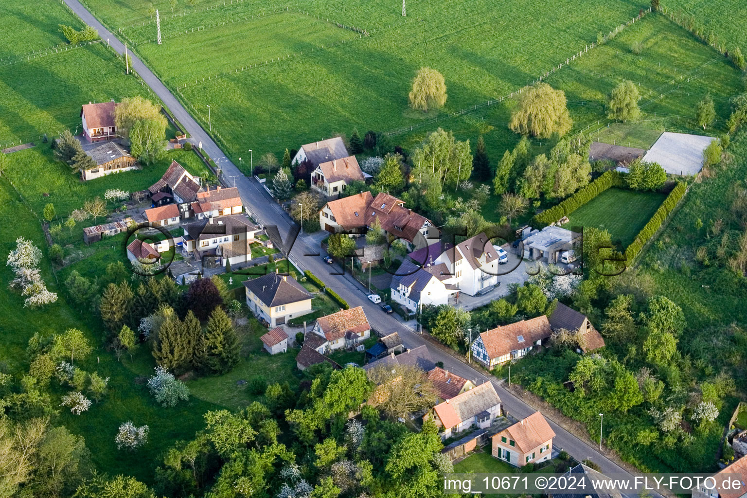 Dorf - Ansicht am Rande von landwirtschaftlichen Feldern und Nutzflächen in Durrenbach in Grand Est im Bundesland Bas-Rhin, Frankreich