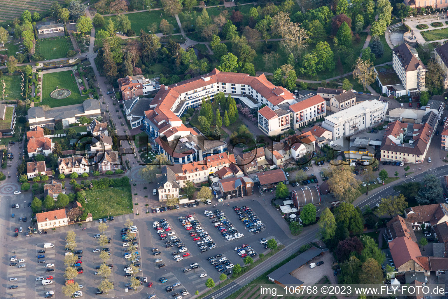 Luftbild von Appartmenthaus am Kurpark in Bad Dürkheim im Bundesland Rheinland-Pfalz, Deutschland