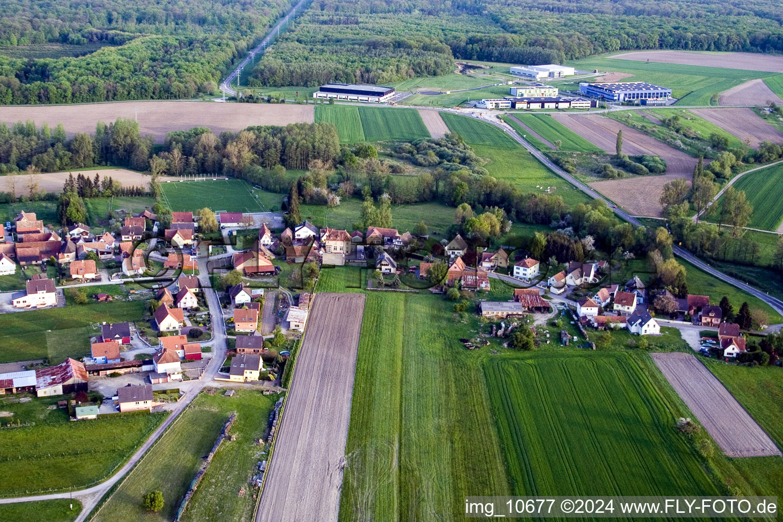 Dorf - Ansicht am Rande von landwirtschaftlichen Feldern und Nutzflächen im Ortsteil Hinterfeld in Walbourg in Grand Est im Bundesland Bas-Rhin, Frankreich